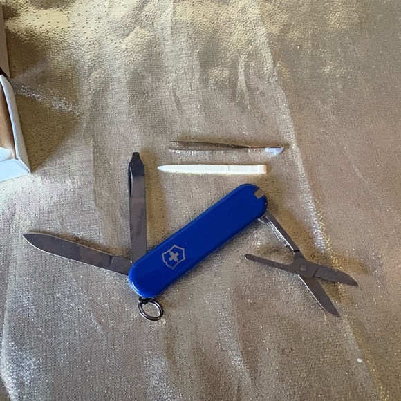 Victorinox Classic Blue Swiss Army Pocket Knife - Picture 4 of 5